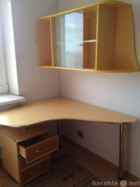 Продам: Письменный стол и шкафчик