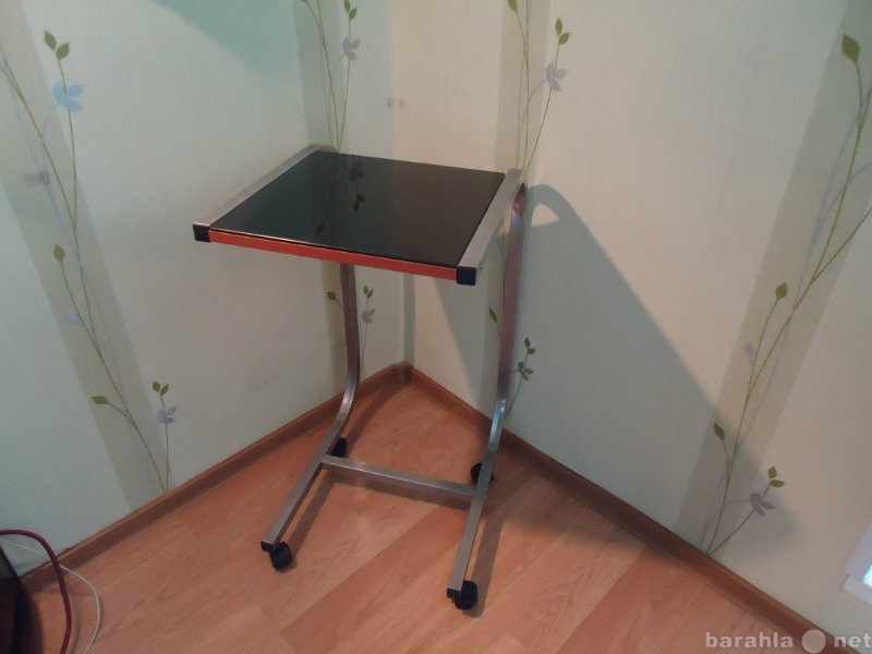 Продам: Компьютерный столик на колесиках