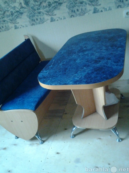 Продам: Столик с диванчиком и два стула