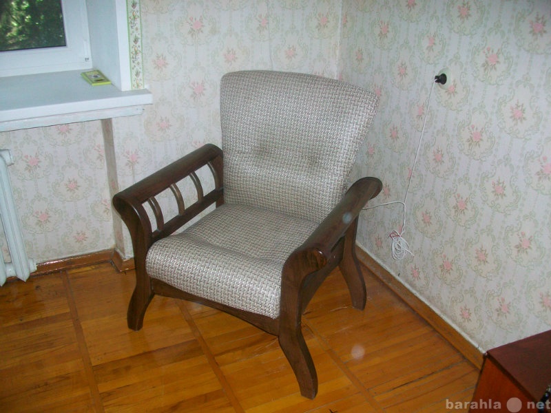Продам: Кресло с деревянными подлокотниками