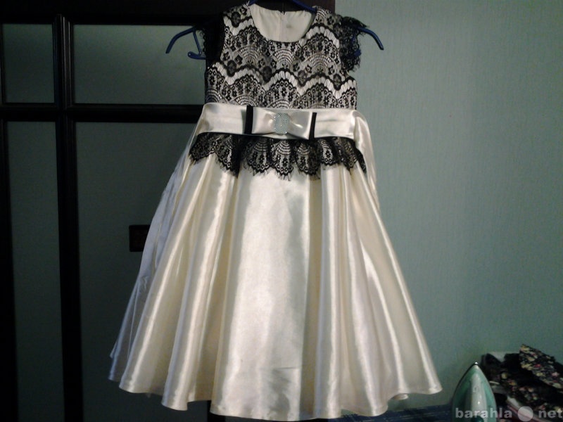 Продам: платье на девочку 5-7 лет