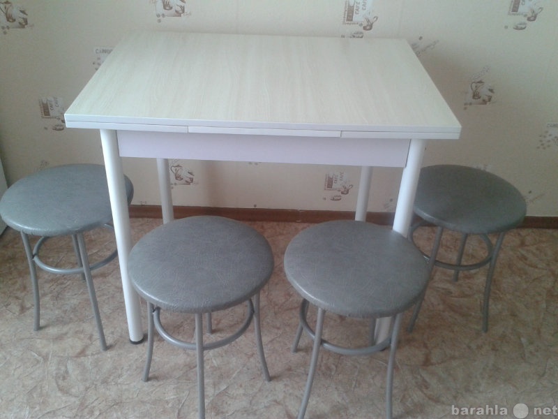 Продам: Обеденный стол и четыре стула
