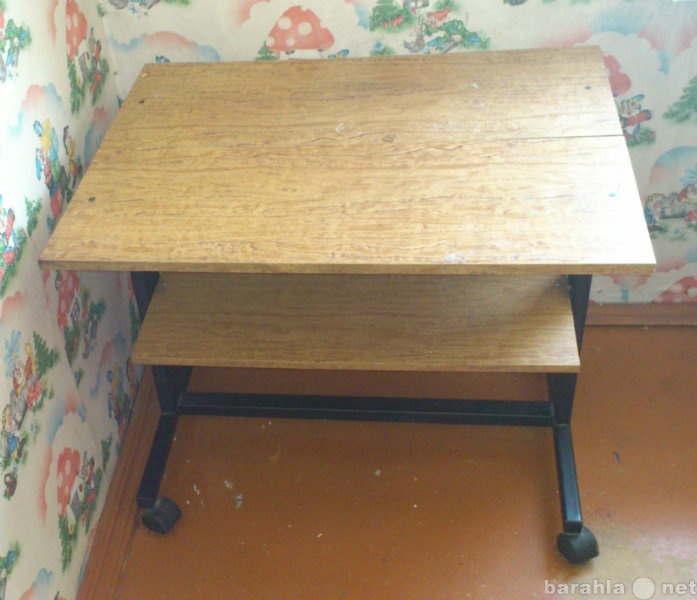 Продам: Продам столик  на колесиках 80х60х66