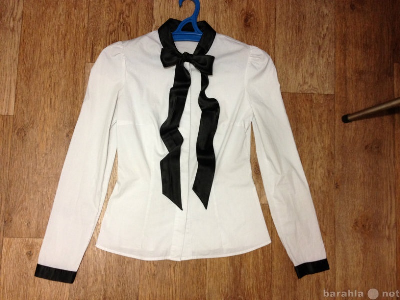 Продам: одежда на девочку: рубашки белые новые