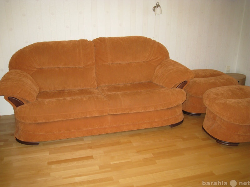 Продам: Красивый диван и два пуфа