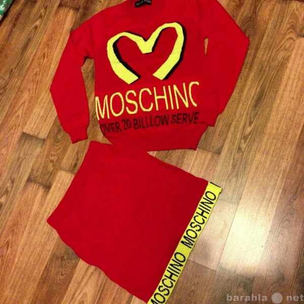 Продам: Костюм юбка и кофта Moschino