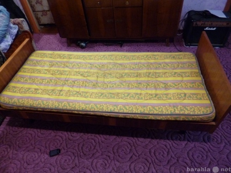 Продам: односпальная кровать с матрацем