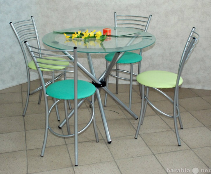 Кухонные столы стулья бу. Кухонный набор стол и стулья. Угловой стеклянный стол на кухню. Кухонный стол и стулья с металлическими ножками. Стол круглый кухонный на металлокаркасе.