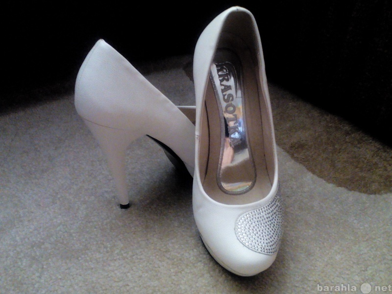 Продам: красивые белые туфли
