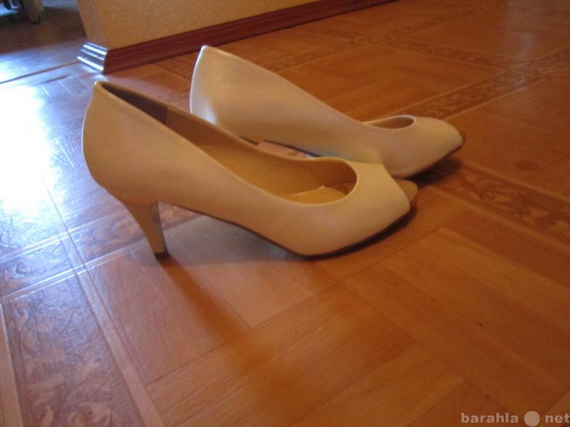 Продам: Красивые женственные туфли белого цвета