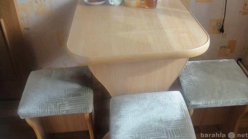 Продам: Кухонный стол и стулья