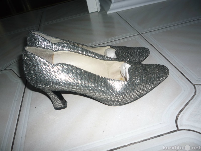 Продам: Туфли серебристые вечерни 38,5-39 размер