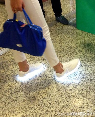 Продам: Новые кроссовки со светящейся подошвой