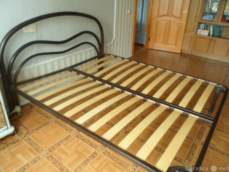 Продам: Кровать без матраса