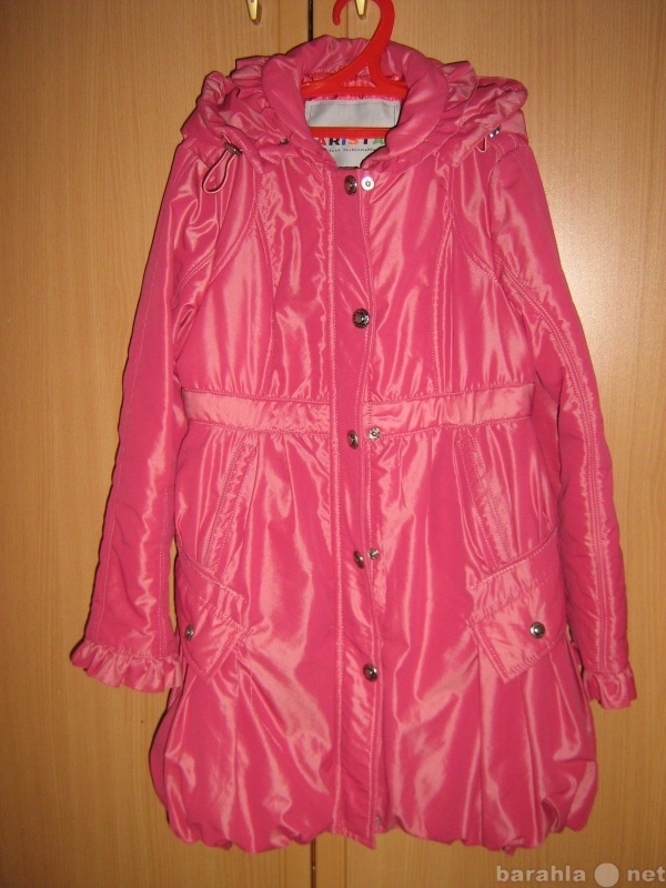 Продам: демисезонное пальто на девочку. Рост 134