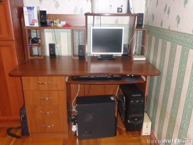 Продам: Компьютерный стол в отличном состоянии