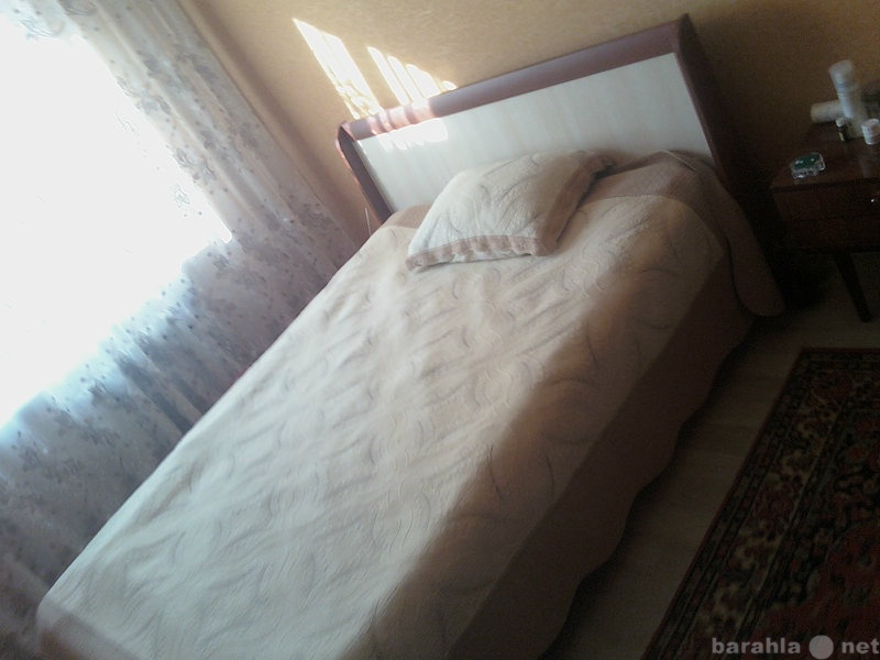 Продам: Кровать двуспальная деревянная