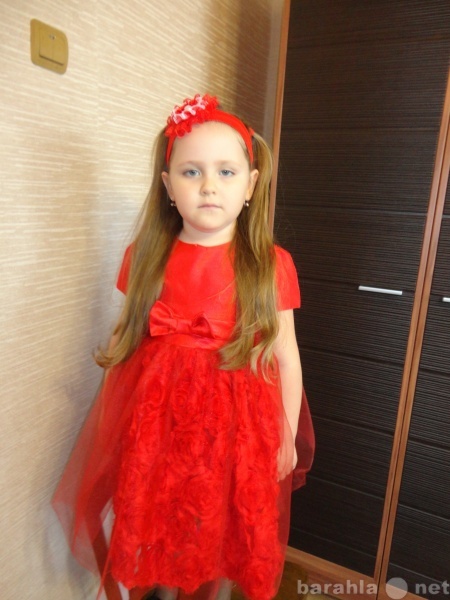 Продам: нарядное  платье для девочки 5-6 лет