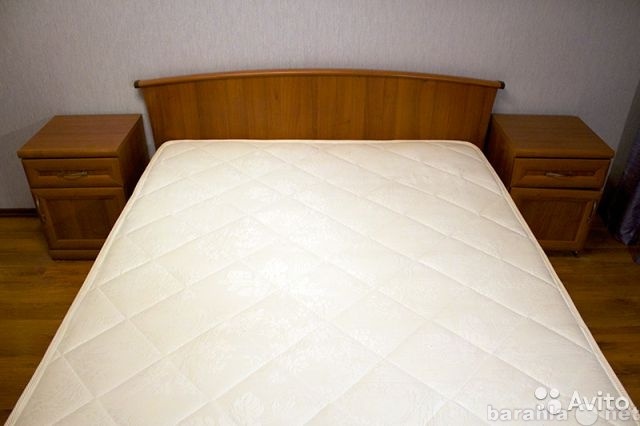 Продам: Двуспальная кровать и тумбы
