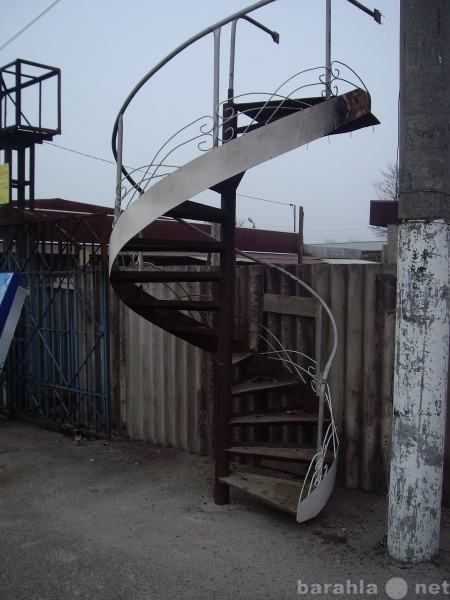 Продам: металлическая винтовая лестница