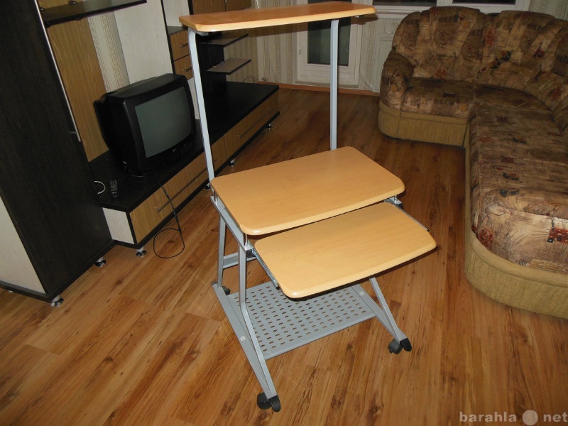 Продам: компьютерный стол на колесах