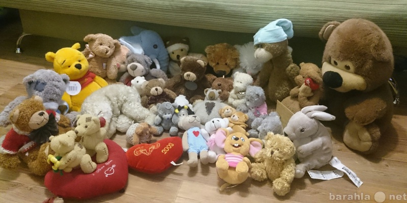 Продам: Игрушки(семья медведей и их друзей)