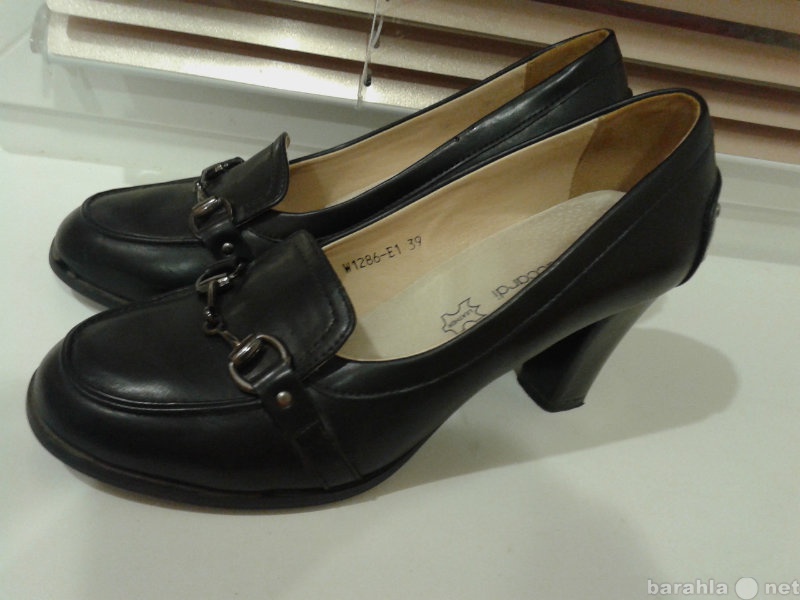 Продам: туфли новые 39 размер чёрные