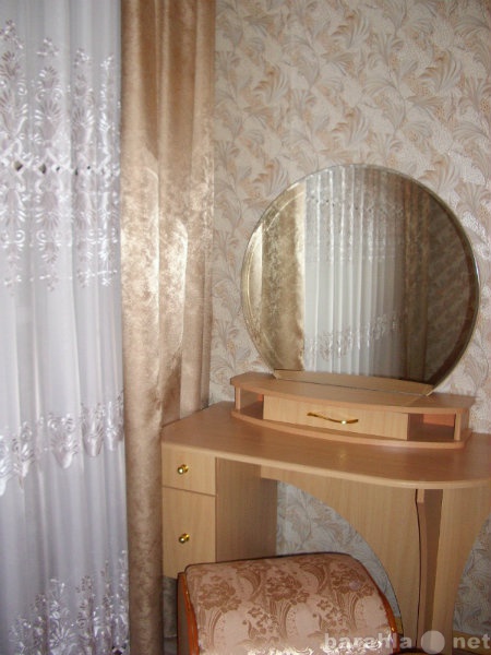 Продам: туалетный столик с зеркалом и банкеткой