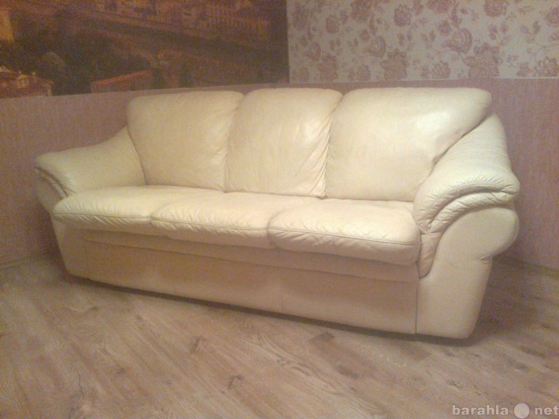 Продам: Двухместный кожаный диван