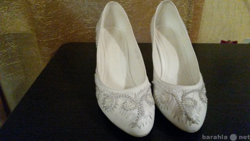 Продам: белые туфли