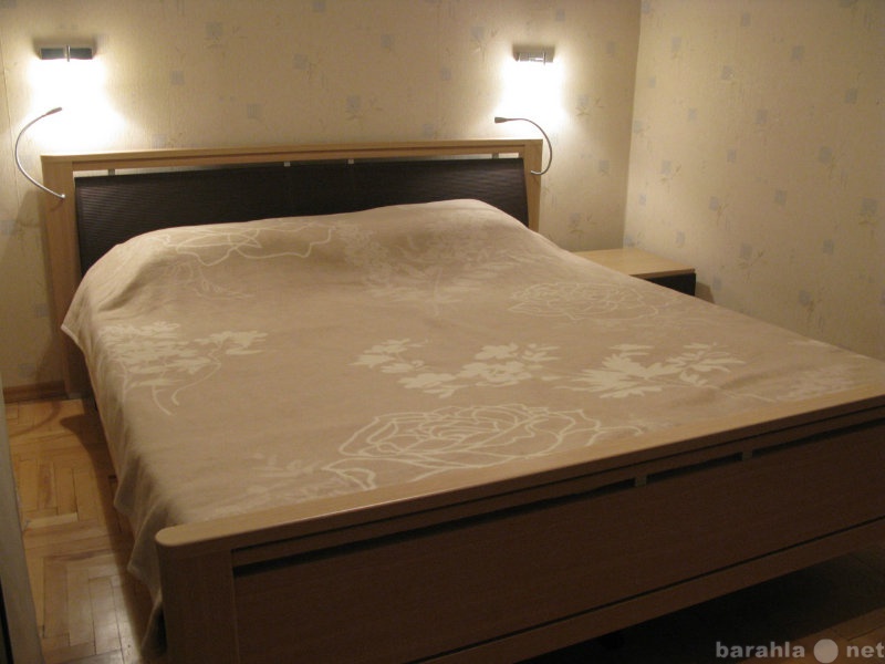 Продам: 2 спальная кровать с тумбой