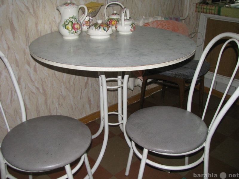 Продам: круглый стол+2 стула