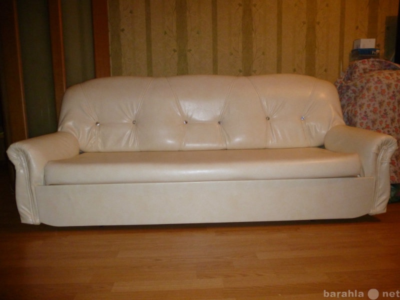 Продам: Красивый кожаный диван со стразами
