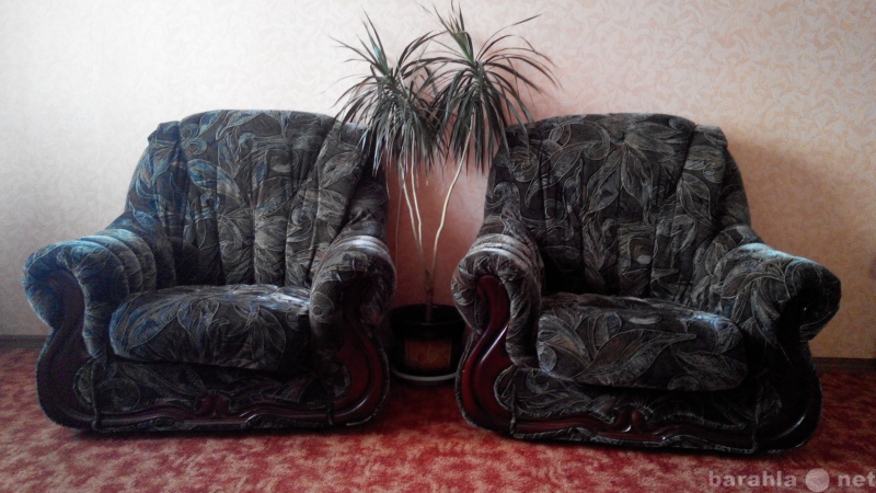 Продам: продаётся диван и два кресла