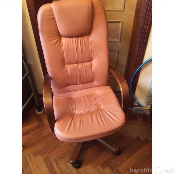 Продам: Кожаное компьютерное кресло(кожа+дерево)