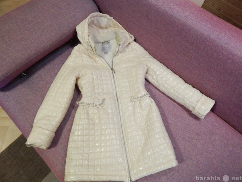 Продам: Утебленное пальто для девочки