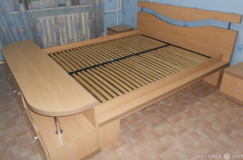 Продам: Двуспальную кровать с комодом