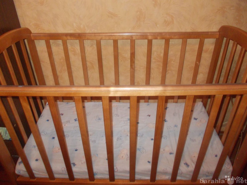 Продам: Детская кроватка и ходунки