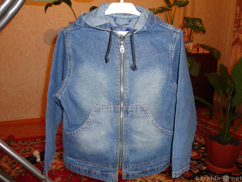 Продам: джинсовую курточку на девочку р-р 26