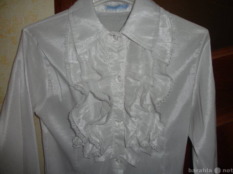 Продам: нарядную блузку в школу