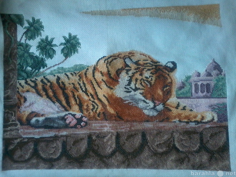 Продам: Вышитая картина "Тигр на отдыхе