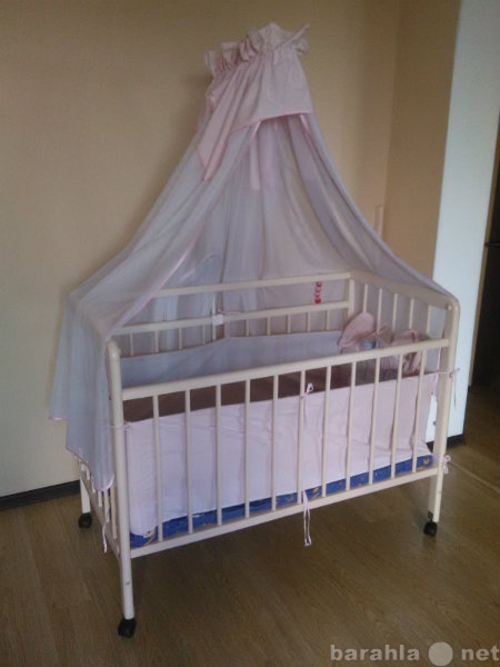 Продам: Детская кроватка с бортиками и балдахино