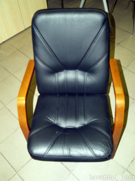 Продам: Кресло черное, кожа, деревянные ручкиВ н
