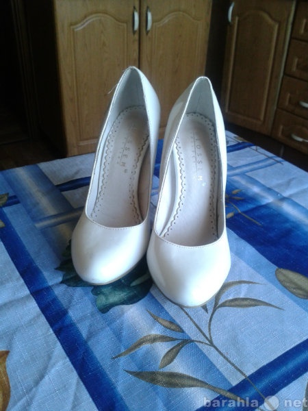 Продам: туфли белые размер 34-35