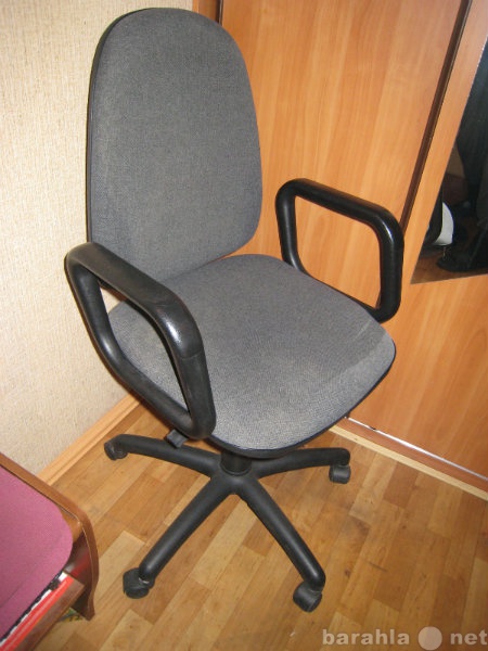 Продам: Офисные кресла, стеллажи, шкафы и столы