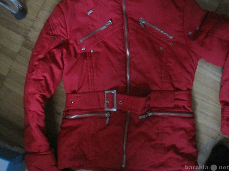 Продам: Красная куртка с капюшоном для девочки