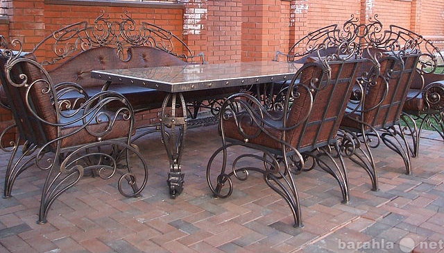 Продам: стол столовый с стульями и диваном