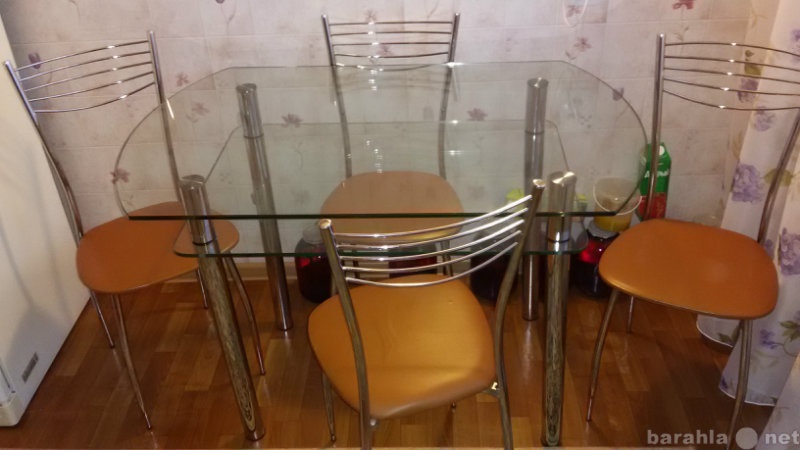 Продам: Кухонный стол с 4-мя стульями