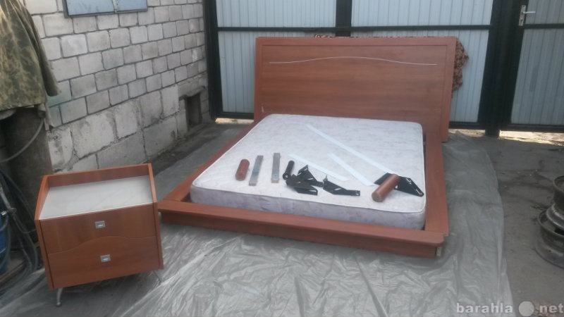 Продам: Оригинальная 2х спальная кровать и тумба