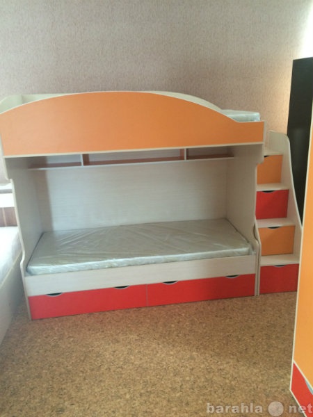 Продам: новый комплект: 2-ярусная кровать и шкаф
